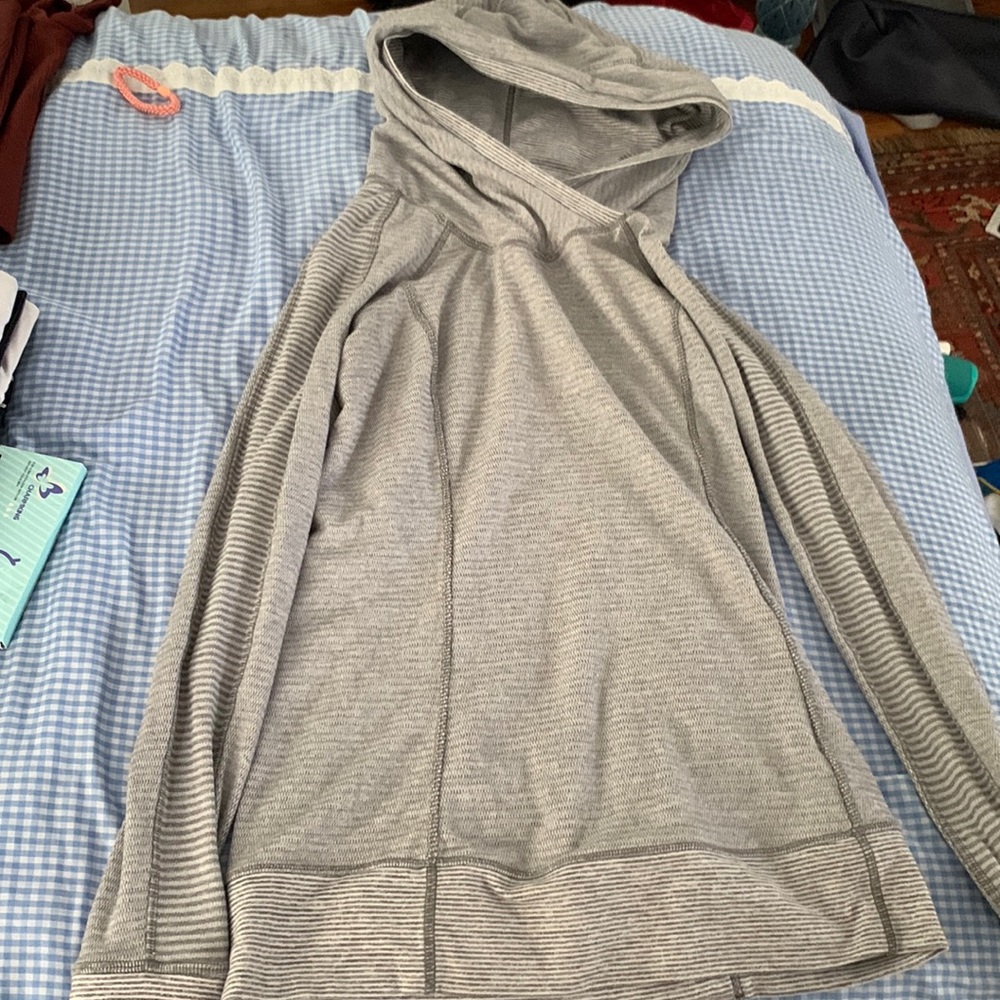 Lululemon gray pullover jacket size 4